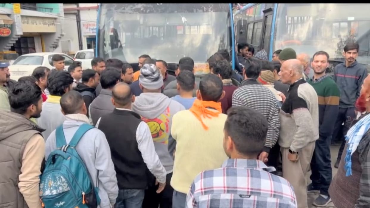 When the couple was asked to get out of the bus, the young man beat up the conductor