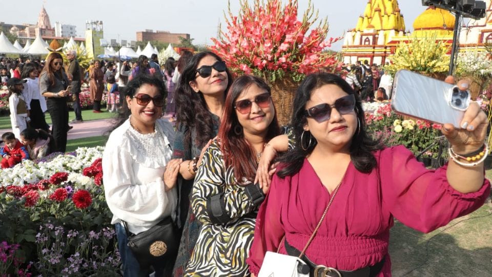 Photos of flower show in Noida Sector-33A Shivalik Park