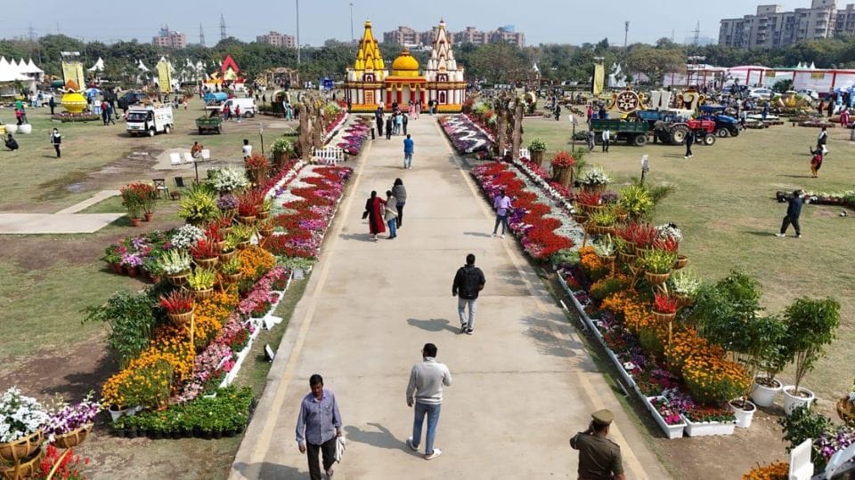 Photos of flower show in Noida Sector-33A Shivalik Park