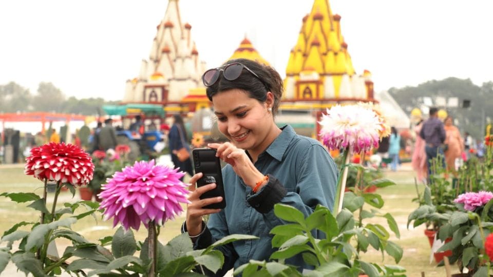 Photos of flower show in Noida Sector-33A Shivalik Park