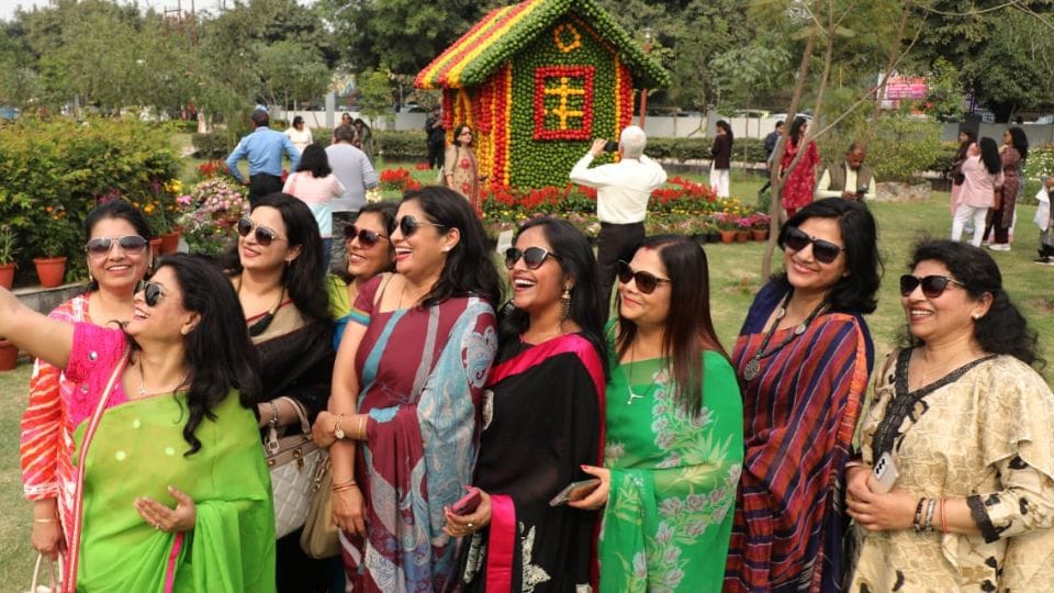Photos of flower show in Noida Sector-33A Shivalik Park
