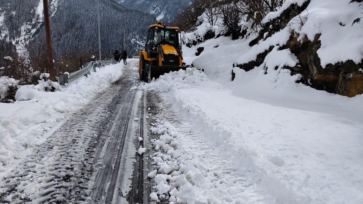 Uttarakhand Snowfall Traffic halted on Gangotri Highway for third day Badrinath Auli  road also closed