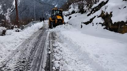 Uttarakhand Snowfall: तीसरे दिन भी गंगोत्री हाईवे पर आवाजाही ठप...बदरीनाथ, औली और चमोली-ऊखीमठ हाईवे भी बंद Uttarakhand Snowfall Traffic halted on Gangotri Highway for third day Badrinath Auli road also closed