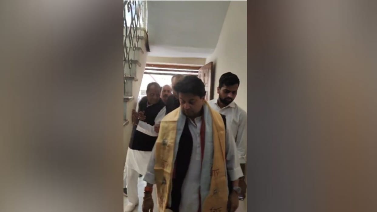 Union Minister Jyotiraditya Scindia reached Shivaay's house