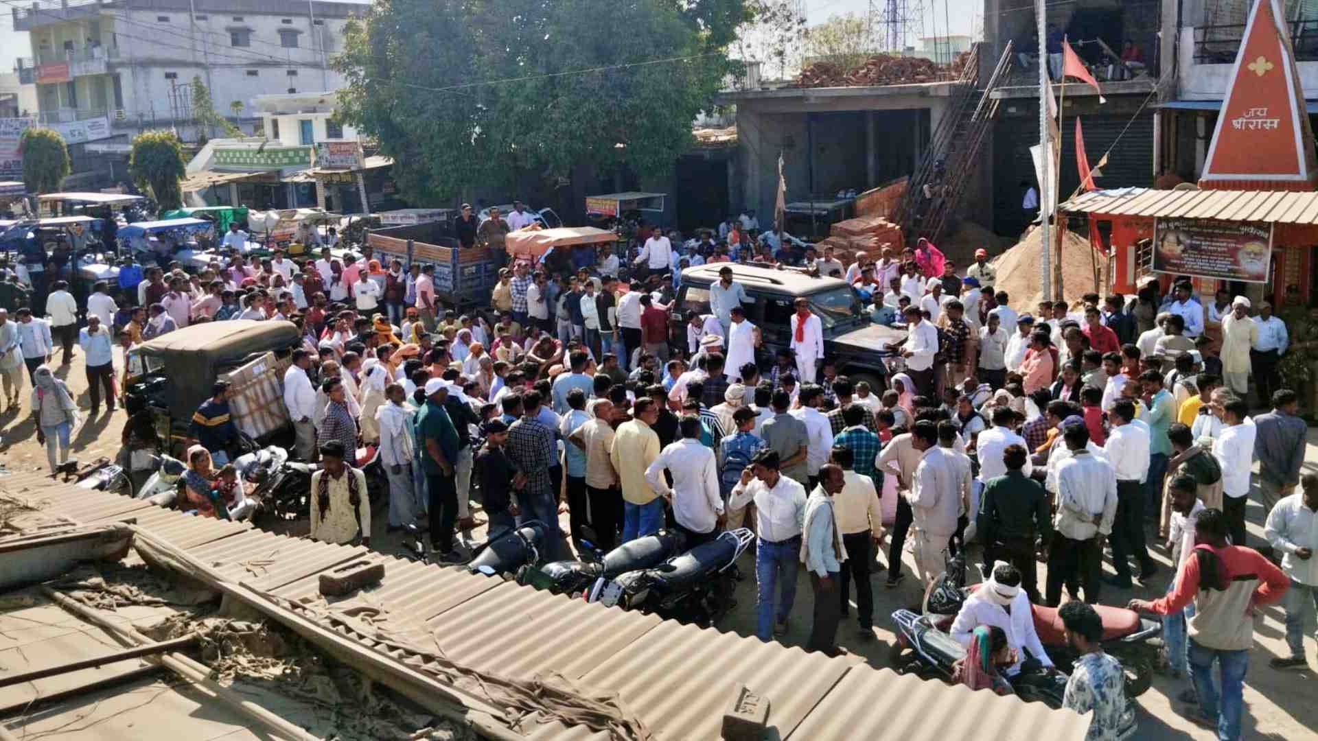 हाईवे पर जाम लगाकर बैठे किसान।
