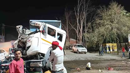 Hamirpur: Dumper and truck collide on highway, two dead, one critical
