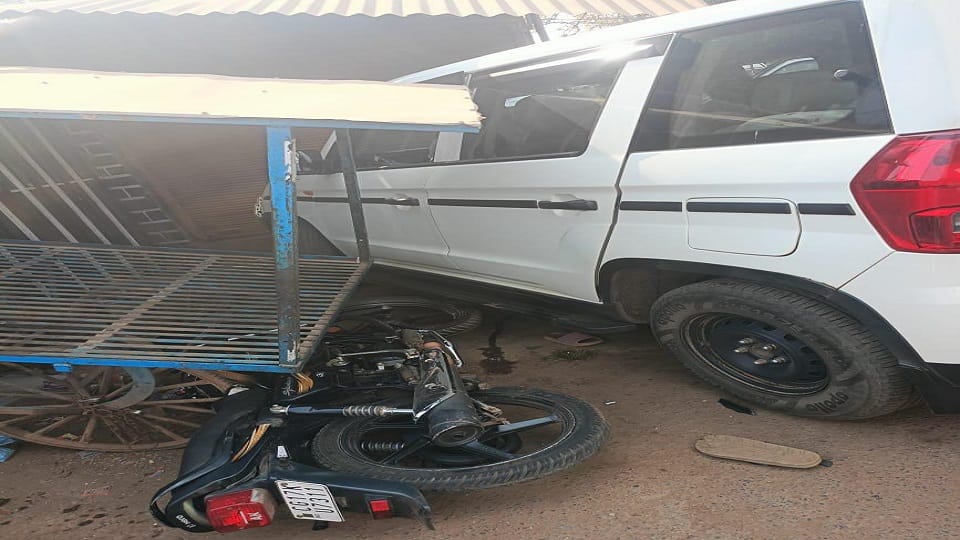 Vehicle collided with CRPF jawans while bike rider was travelling girl injured in accident in Jagdalpur