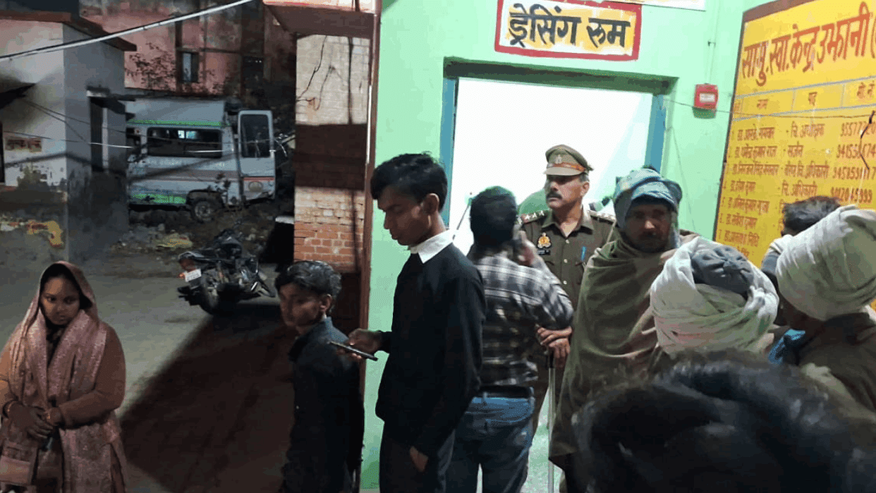 A pickup vehicle hit a buggy in Ujhani.