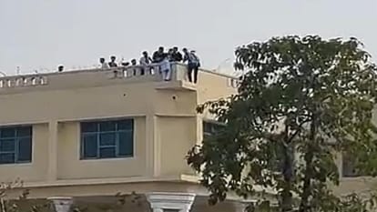 छत पर चढ़ी छात्रा