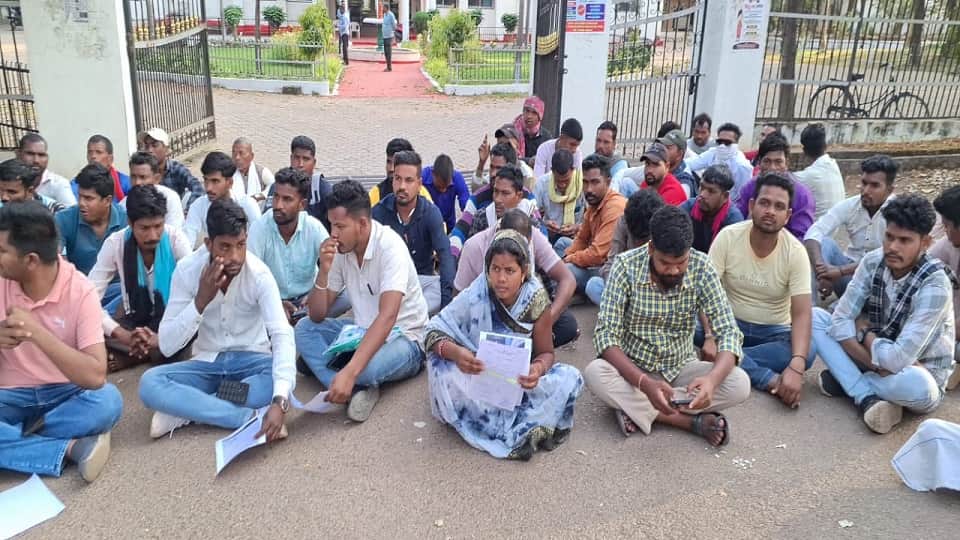 कवर्धा जिपं के सामने धरने पर बैठे कार्यकर्ता