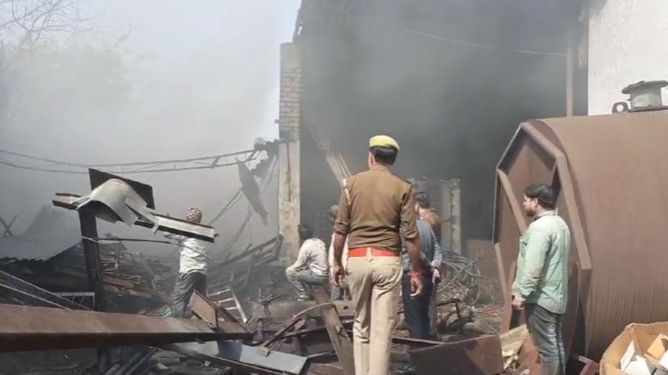 Meerut: Fire broke out in a transformer wire manufacturing factory in Partapur, fire brigade on the spot