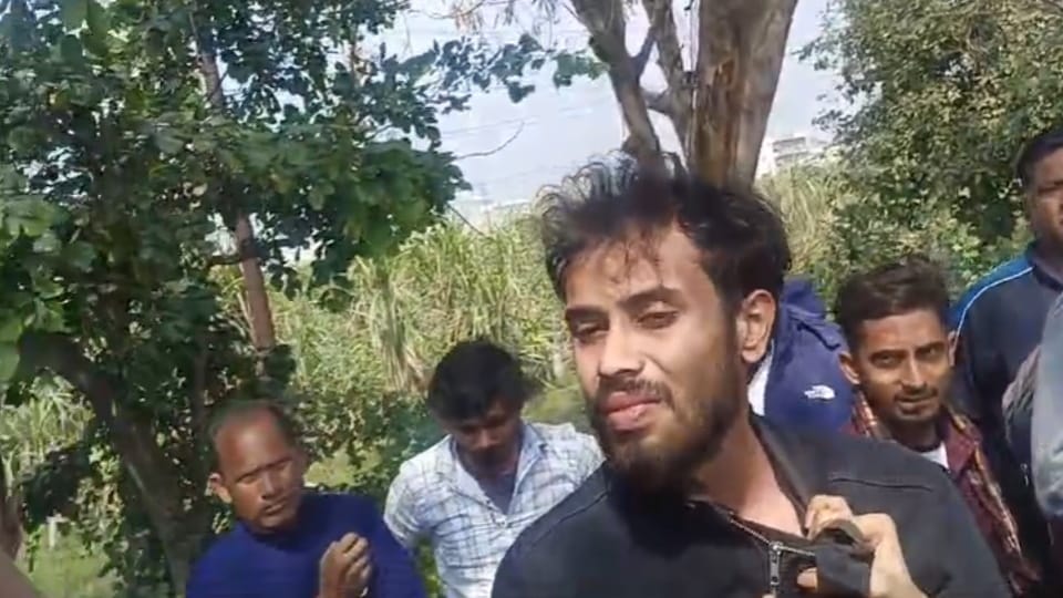 Molestation case thrashed in Meerut: Girl caught him on highway and thrashed him, said- I have complained many