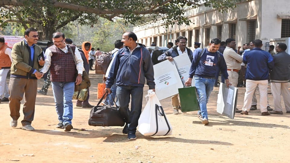 मतदान दल रवाना