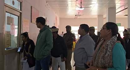 Mathura Dm Chandra Prakash Singh Surprise Inspection Hundred Bed Hospital Vrindavan Like Patient