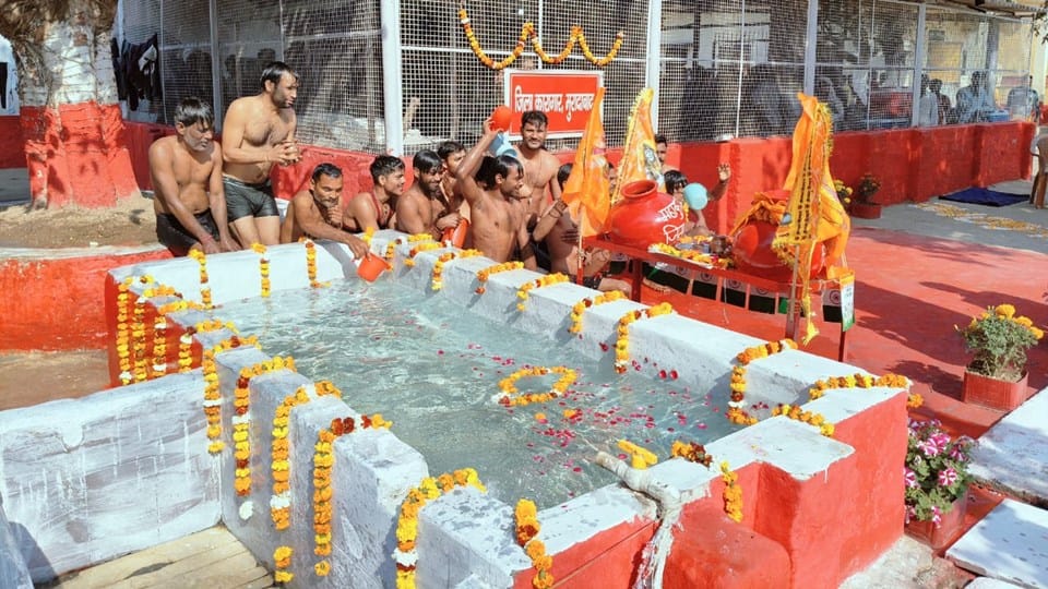 MahaKumbh: Crowd increased last phase, all trains full, 700 prisoners took bath water Sangam Moradabad
