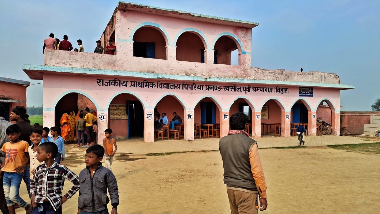 Motihari News: Fierce fight between headmaster and teacher's husband in government school; love affair exposed