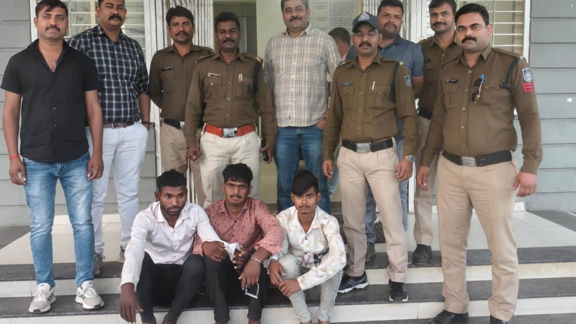 पुलिस की गिरफ्त में आरोपी