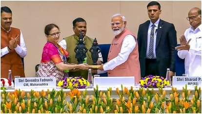 PM Modi special gesture to Pawar wins hearts at Marathi literary festival See Photos