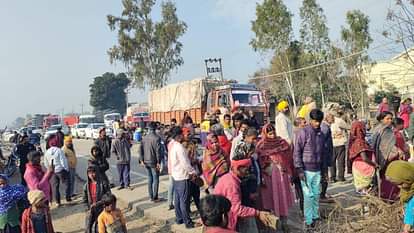 uncontrolled truck ran over people sitting on roadside in Sultanpur Lodhi