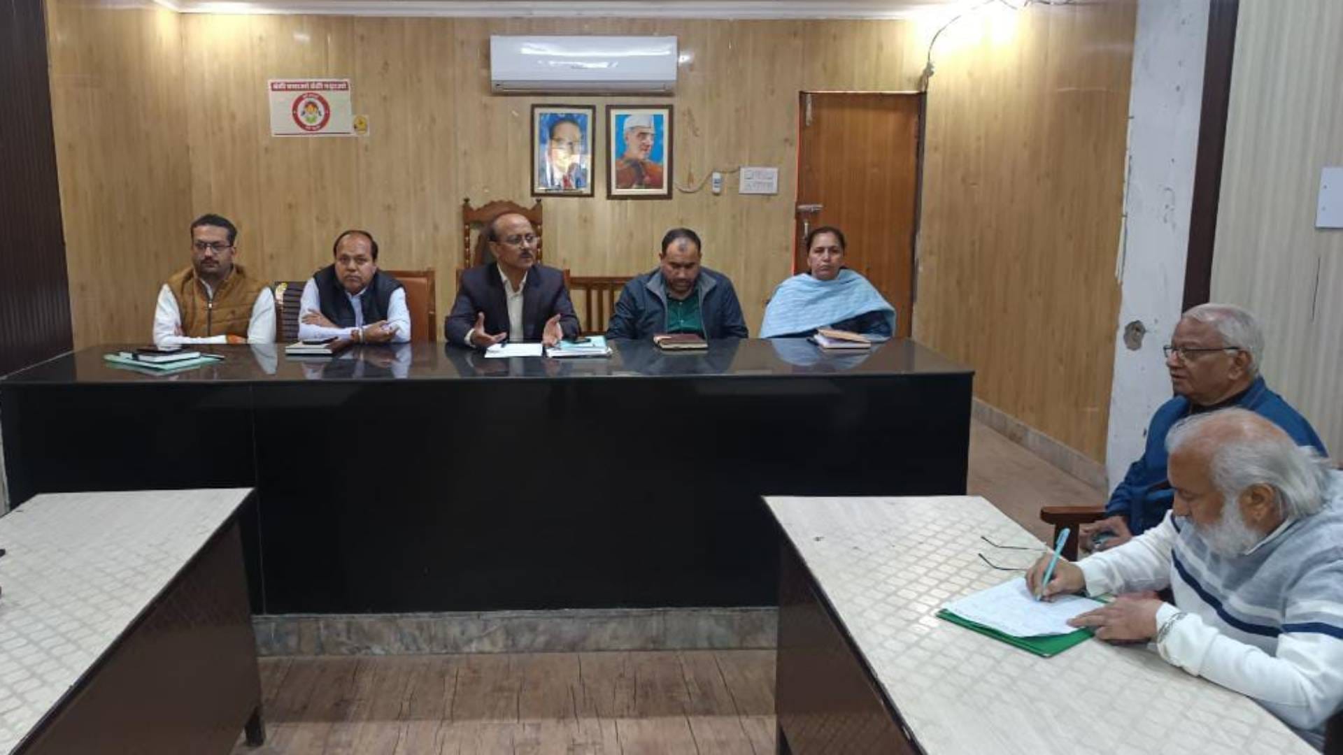 बैठक करते अधिकारी