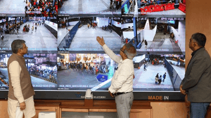 रेल मंत्री अश्विनी वैष्णव ने किया वॉर रूम का दौरा