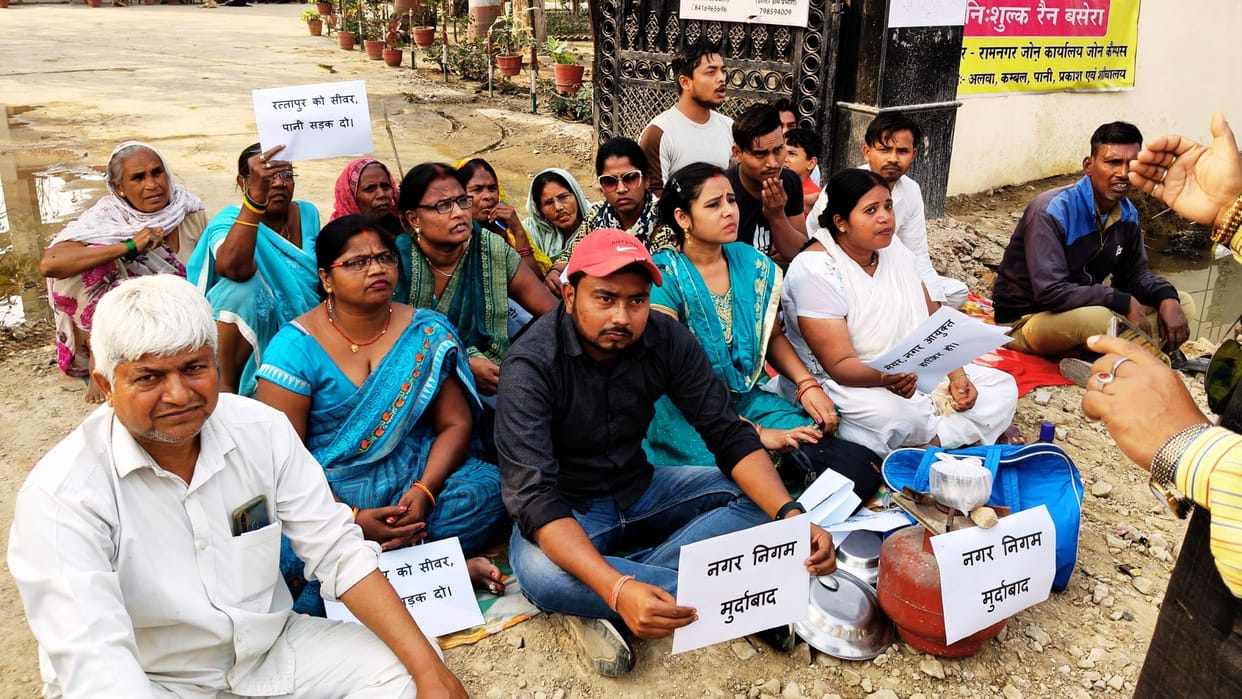 Demonstration with stove utensils in Varanasi Women raised slogans problem of water drainage