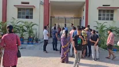 स्कूल पहुंचे गुस्साए परिजन