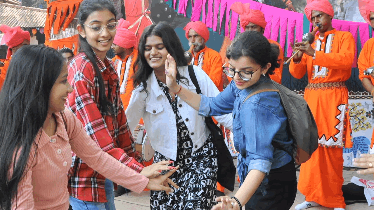 Crowd gathered in Surajkund on weekend photos