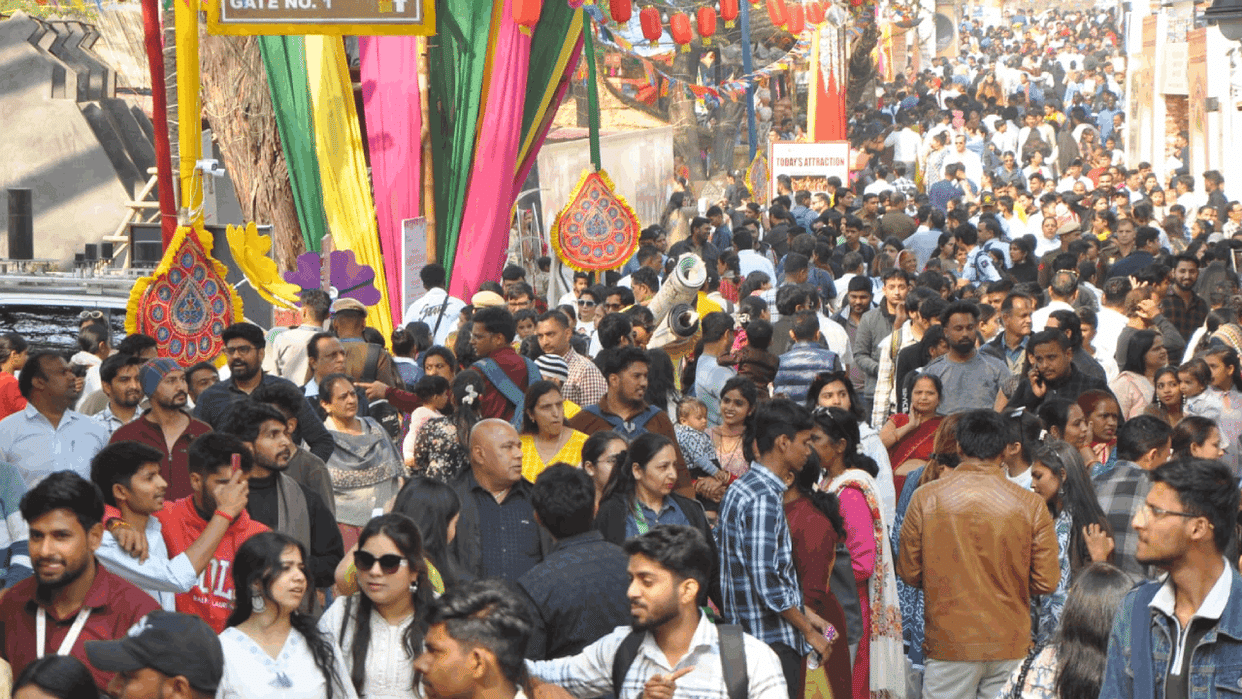 Crowd gathered in Surajkund on weekend photos