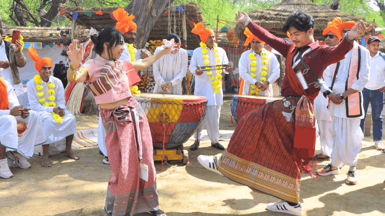 Crowd gathered in Surajkund on weekend photos