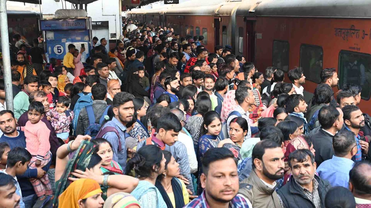 Kanpur: Crowd gathered at the station to go to Maha Kumbh, 22 special trains were run
