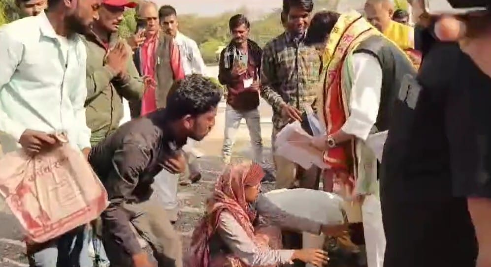 Sarpanch woman held Jyotiradtiya Scindia feet news in hindi