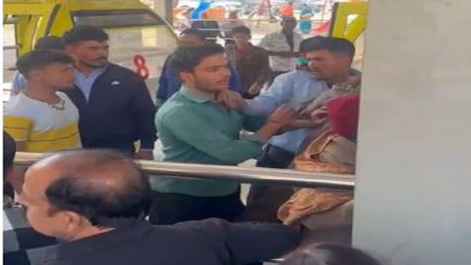 Ropeway security guards beat up pilgrims from Mumbai