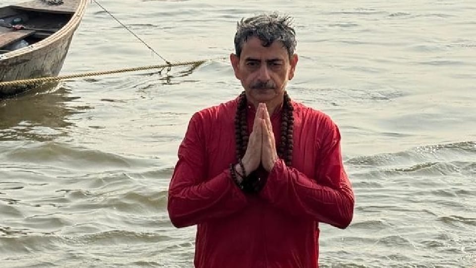 Mahakumbh News Tamil Nadu Governor RN Ravi took bath in Sangam