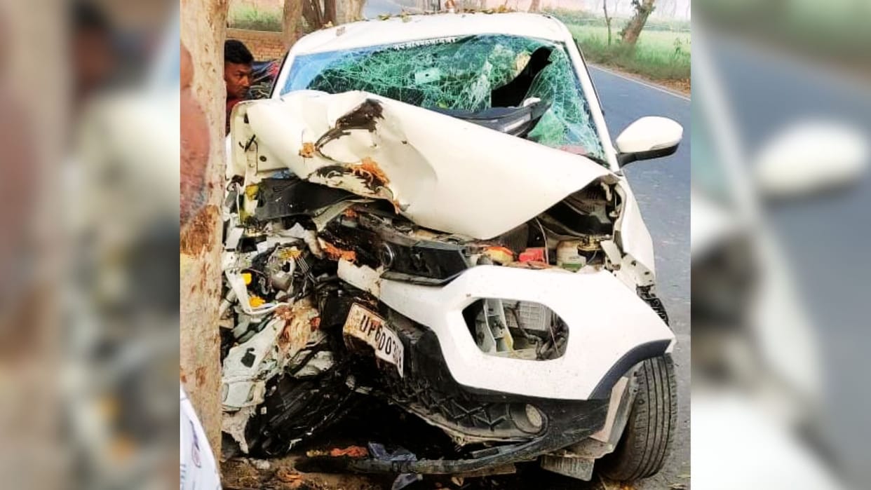 road accident in ballia car collided with tree condition of five is critical