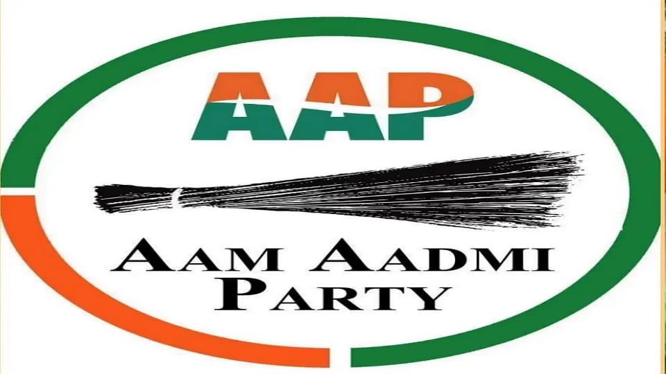 BJP surrounded for not giving free cylinder on Holi, AAP protested, Congress called it cheating with women