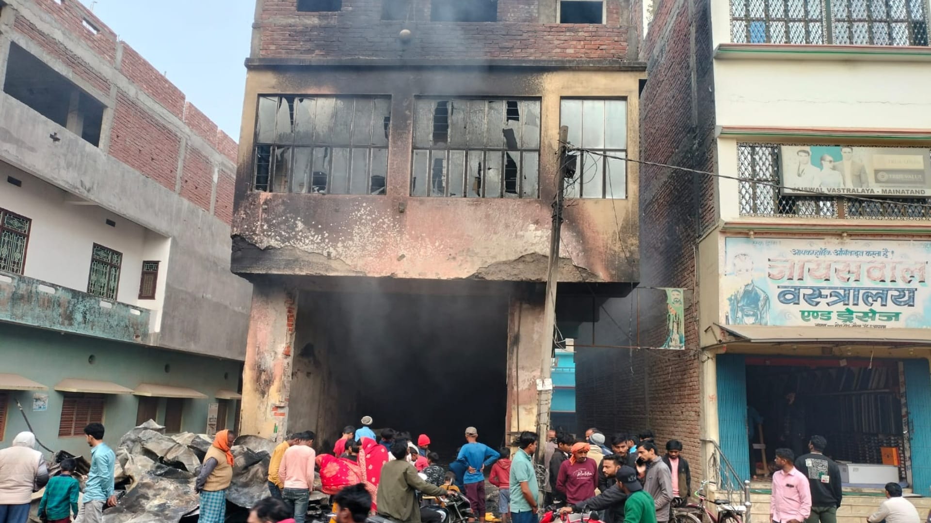 Bettiah News: Huge fire in general store; goods worth lakhs burnt to ashes, house also damaged