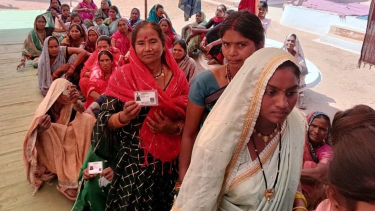Chhattisgarh Panchayat Elections Voting Live: अंतिम चरण के लिए मतदान जारी, बूथों के बाहर लगी मतदाताओं की कतार