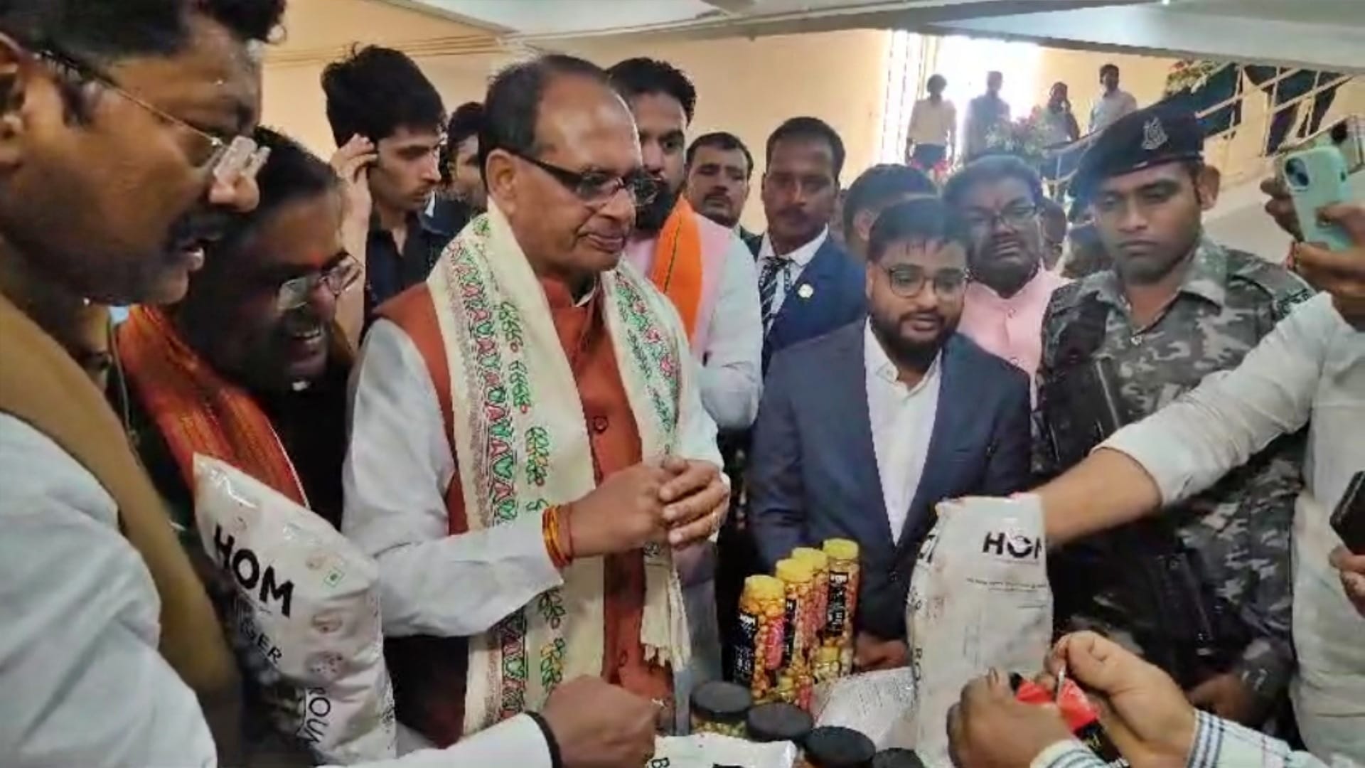Darbhanga: Shivraj Singh Chauhan got into pond took information from Makhana farmers, Makhana Research Center