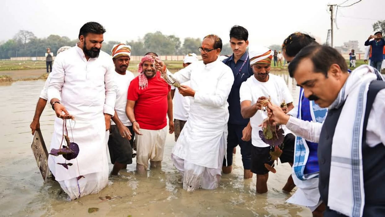 Darbhanga: Shivraj Singh Chauhan got into pond took information from Makhana farmers, Makhana Research Center
