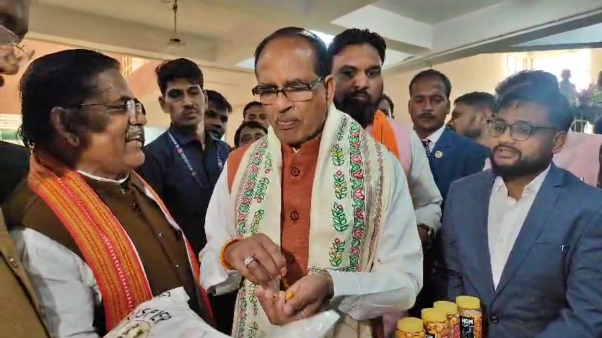 Darbhanga: Shivraj Singh Chauhan got into pond took information from Makhana farmers, Makhana Research Center