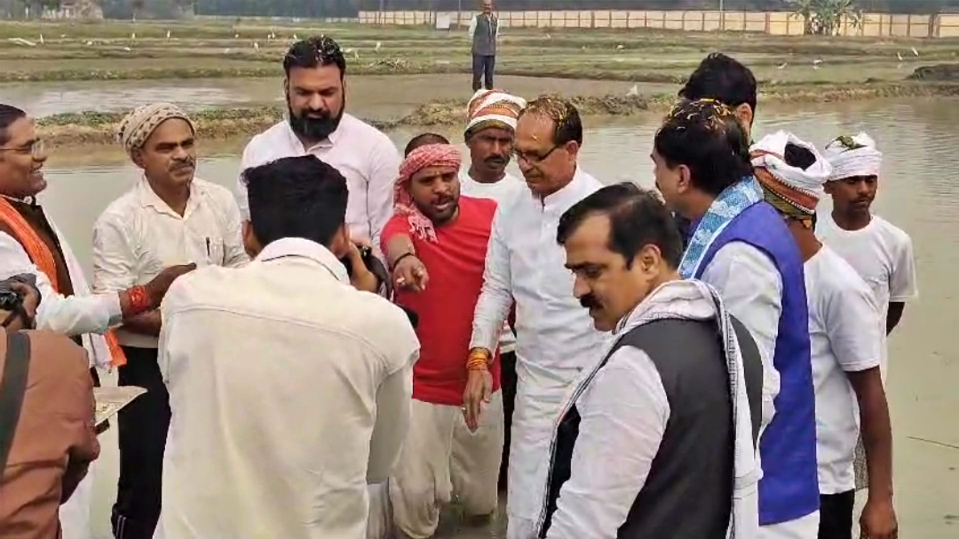 Darbhanga: Shivraj Singh Chauhan got into pond took information from Makhana farmers, Makhana Research Center