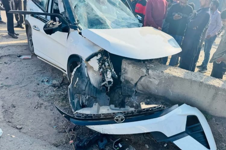 Car Collided With Divider Four People Including Child Died In Mandi Gobindgarh – Amar Ujala Hindi News Live