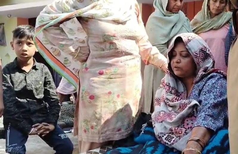 Thieves stole lakhs of rupees by making a woman smell intoxicant in Hapur