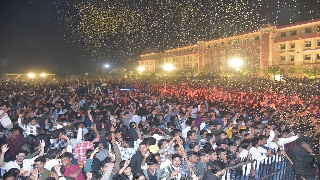 Neha Kakkar And Paradox Gave Performance In Inertia Festival Bareilly