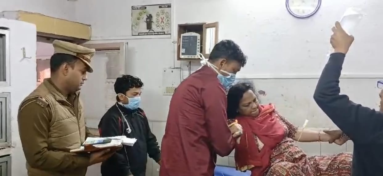 Auraiya Accident High speed bus hits car from behind five injured referred to Saifai in critical condition