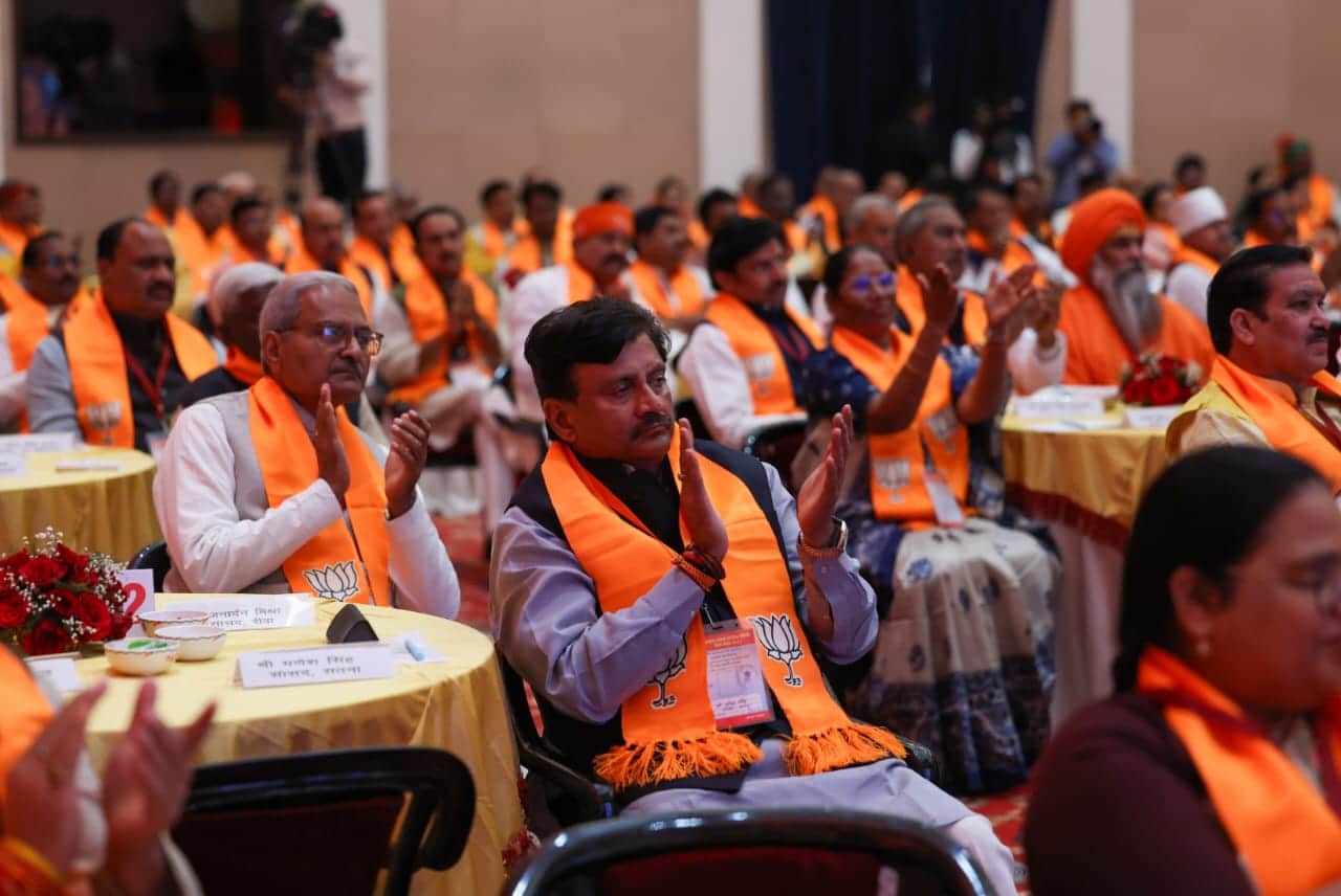 MP News: Stay away from arrogance, be humble in behavior, innovate in work, PM Narendra Modi gave mantras to M