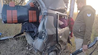 Meerut: शादी से लौट रहे चार दोस्तों की कार पेड़ से टकराई, दो की मौत... पिचककर डिब्बा बन गई कार, देखें तस्वीरें Meerut: The car of four friends returning from a wedding collided with a tree, two died