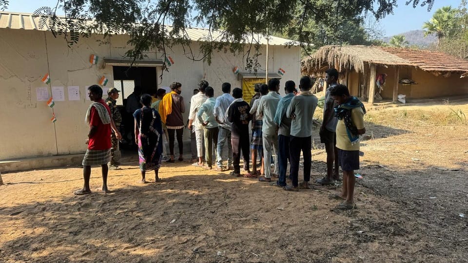 नक्सली के गांव में मतदान