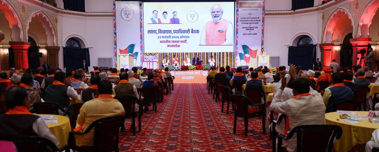 MP News: Stay away from arrogance, be humble in behavior, innovate in work, PM Narendra Modi gave mantras to M